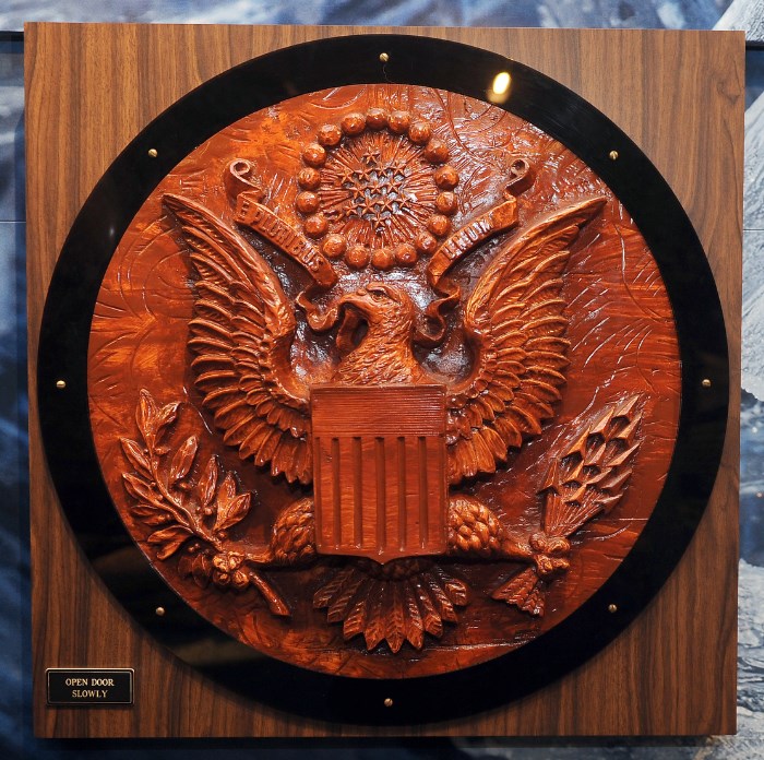 Подарок советских пионеров американскому послу в виде вырезанного из ценных пород дерева герба США